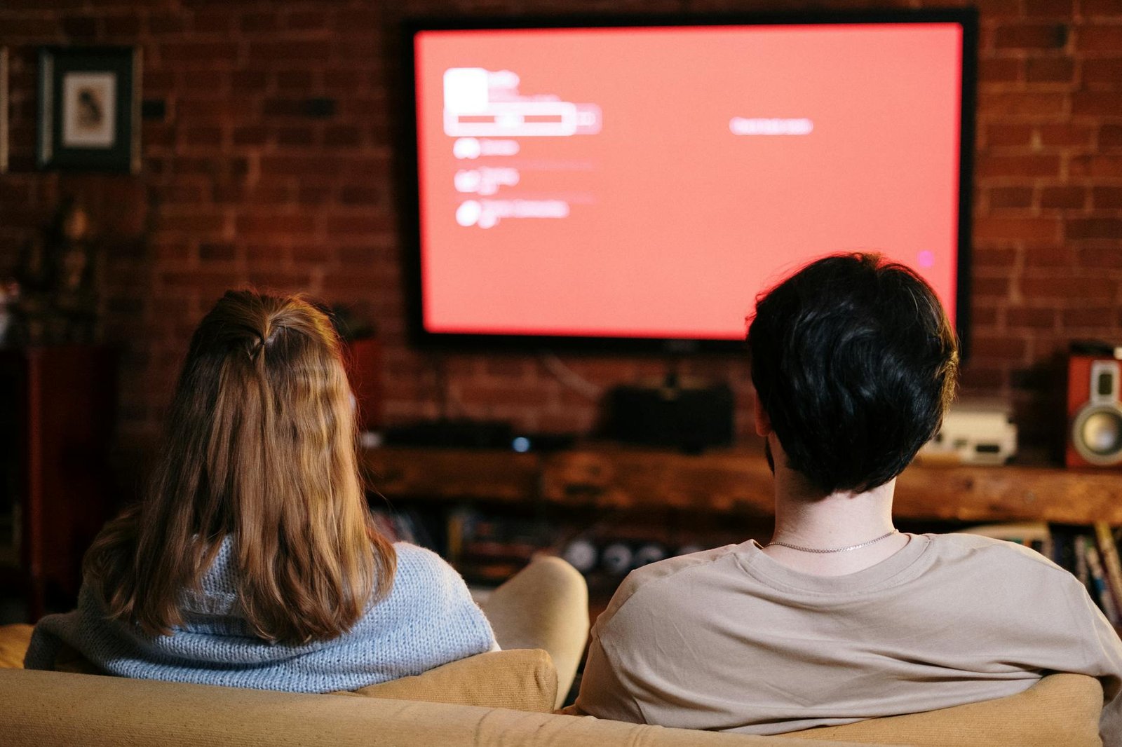 Família a ver televisão em casa — IPTV vs cabo