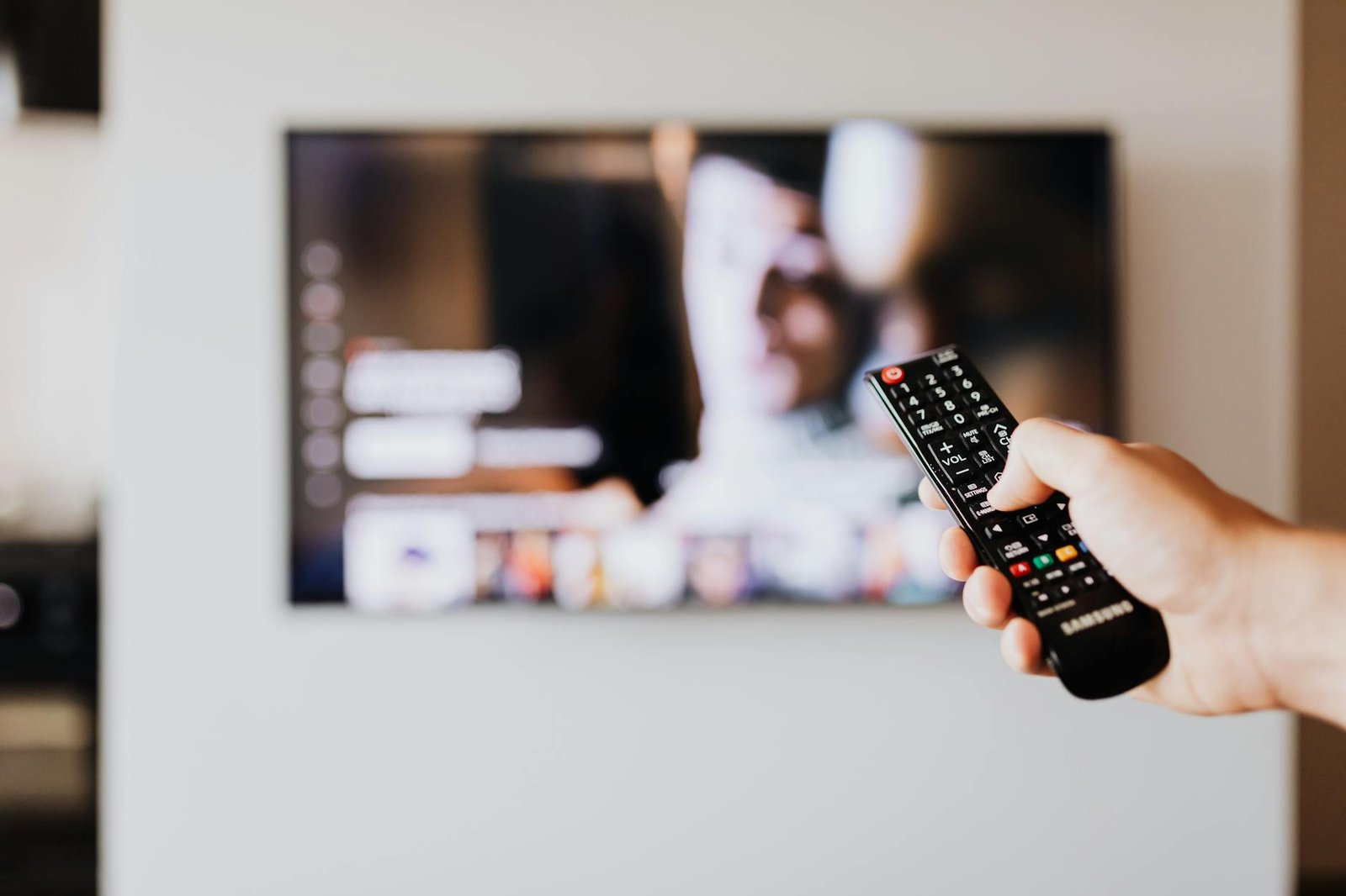 tv screen channels entertainment — foto por www.kaboompics.com no Pexels