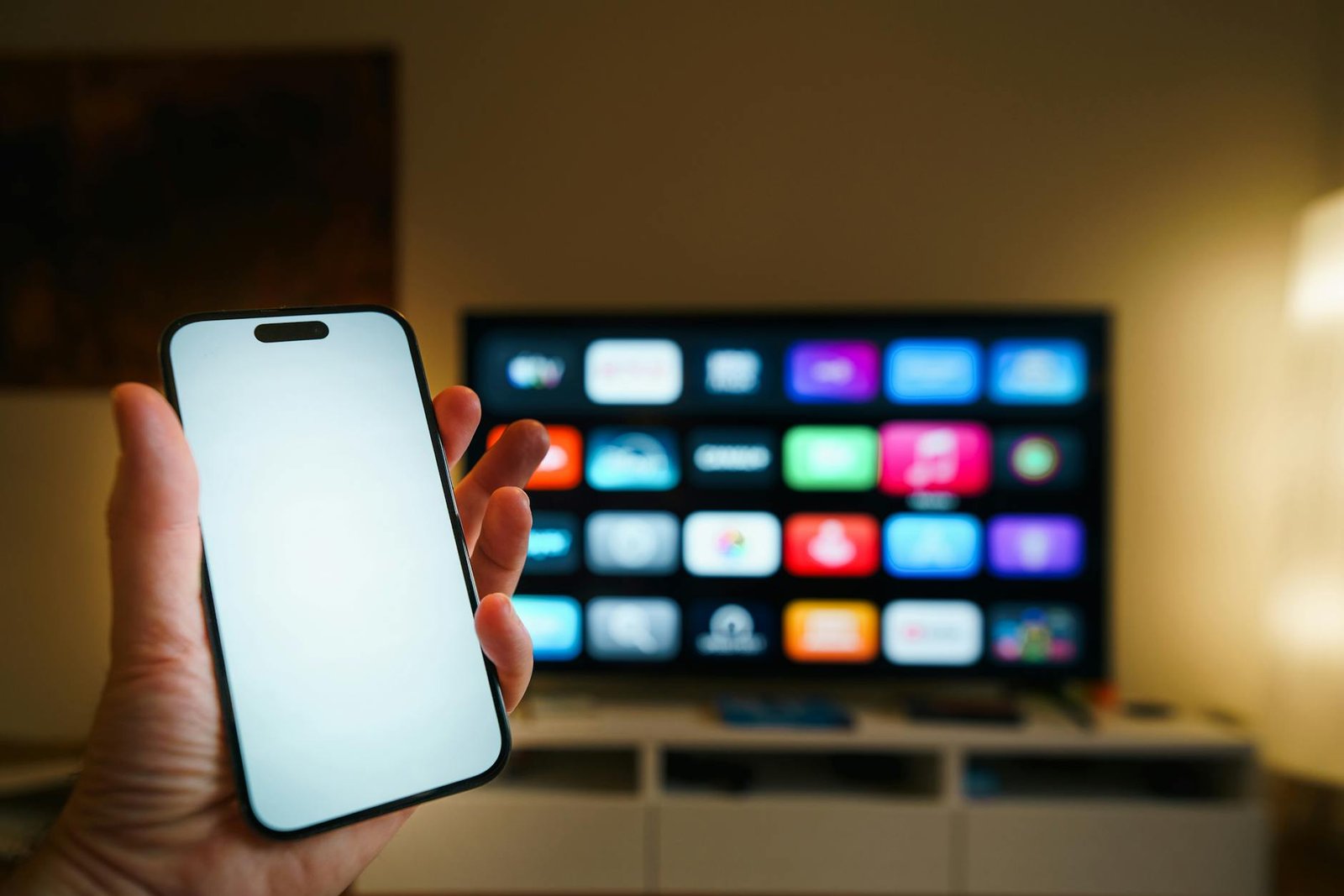 Smartphone com app de streaming — lista IPTV