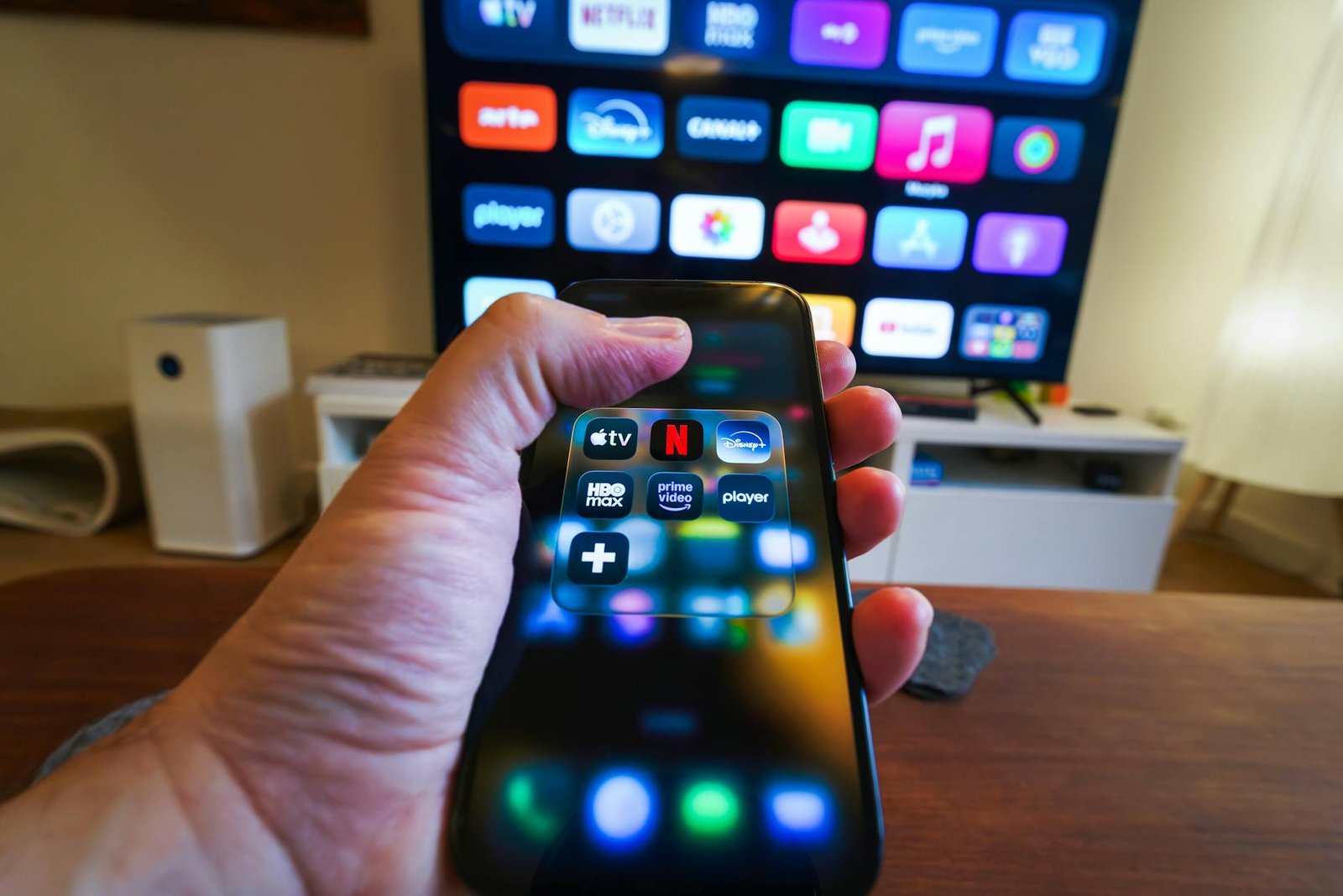 television subscription remote — foto por Jakub Zerdzicki no Pexels